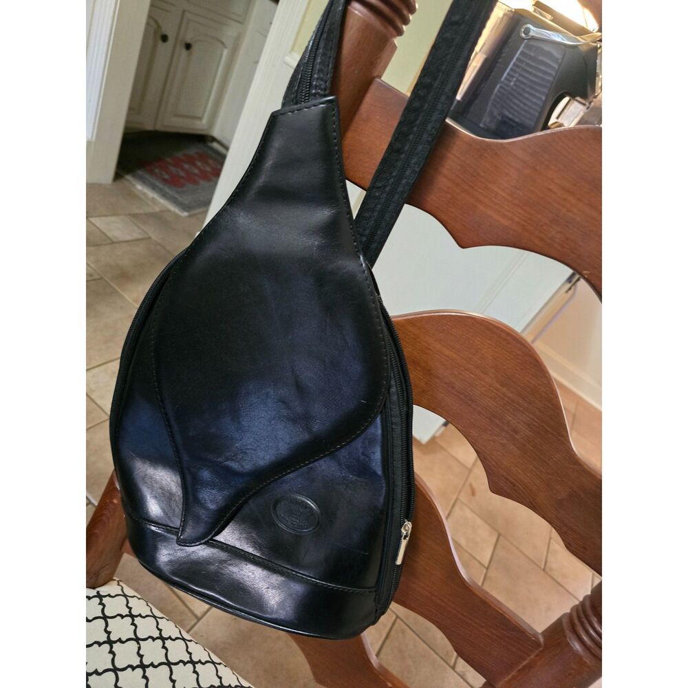 L'Amica Italian Leather Black Convertible Backpack Magnetic Snap Zip Pockets